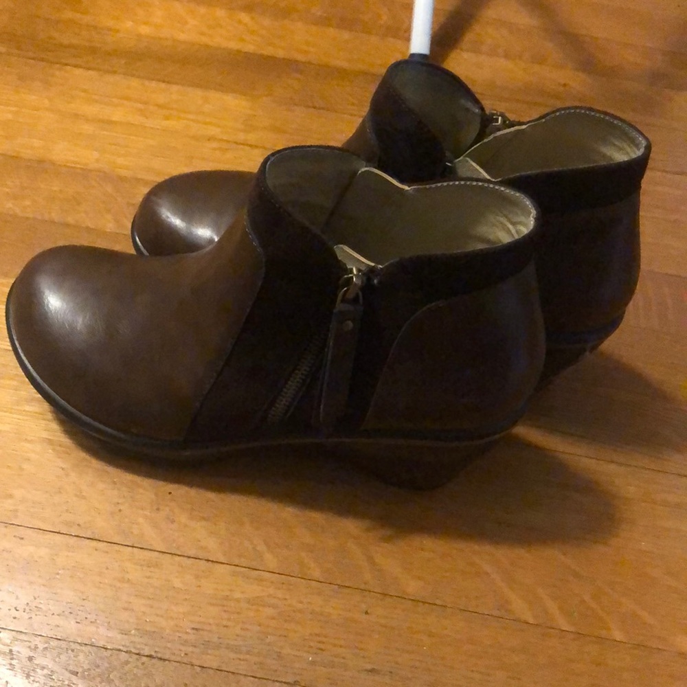 Brown size 9 Jambu boots